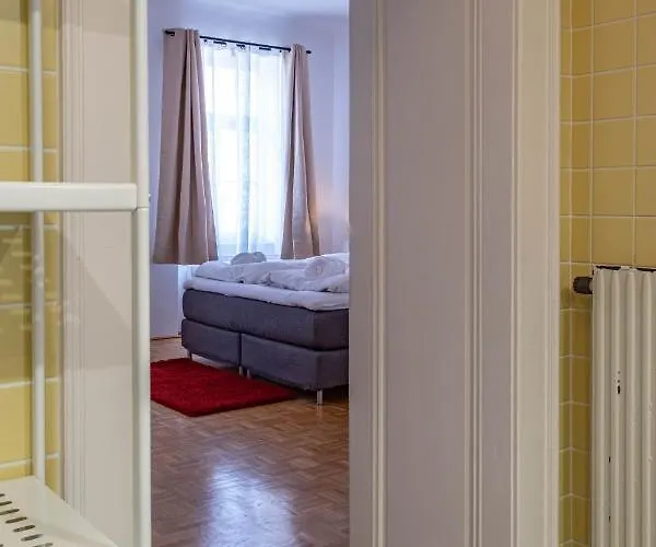 Maple Avenue Apartment *