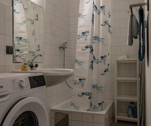 Maple Avenue Apartment *