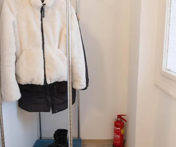 Maple Avenue Apartment *