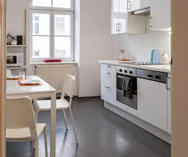 Maple Avenue Apartment *